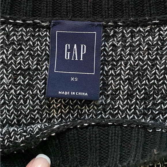 GAP Knit Sweater with Flower Graphic - Picture 12 of 12